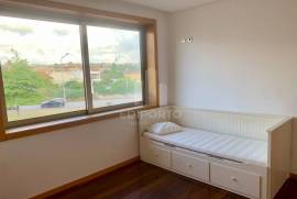 3 bedroom apartment with balcony and barbecue for rent 900 meters from Canidelo Beach