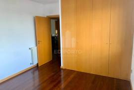 3 bedroom apartment with balcony and barbecue for rent 900 meters from Canidelo Beach