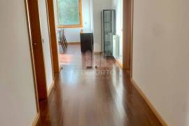 3 bedroom apartment with balcony and barbecue for rent 900 meters from Canidelo Beach