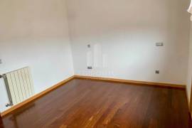 3 bedroom apartment with balcony and barbecue for rent 900 meters from Canidelo Beach