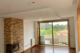 3 bedroom apartment with balcony and barbecue for rent 900 meters from Canidelo Beach