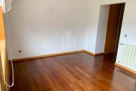 3 bedroom apartment with balcony and barbecue for rent 900 meters from Canidelo Beach
