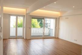 Fully refurbished 3 bedroom apartment with two balconies in Carnaxide