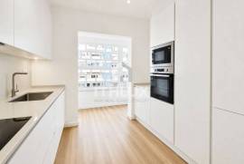 Fully refurbished 3 bedroom apartment with two balconies in Carnaxide