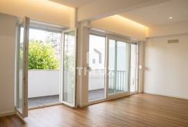 Fully refurbished 3 bedroom apartment with two balconies in Carnaxide