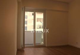 Fully refurbished 3 bedroom apartment with two balconies in Carnaxide