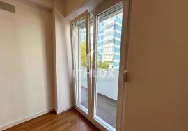 Fully refurbished 3 bedroom apartment with two balconies in Carnaxide