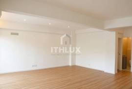 Fully refurbished 3 bedroom apartment with two balconies in Carnaxide
