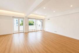 Fully refurbished 3 bedroom apartment with two balconies in Carnaxide