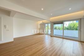 Fully refurbished 3 bedroom apartment with two balconies in Carnaxide