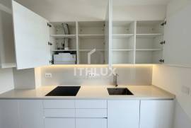 Fully refurbished 3 bedroom apartment with two balconies in Carnaxide