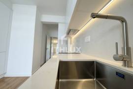Fully refurbished 3 bedroom apartment with two balconies in Carnaxide