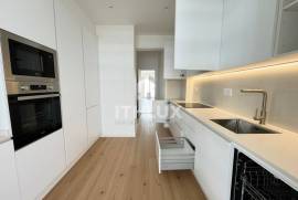Fully refurbished 3 bedroom apartment with two balconies in Carnaxide
