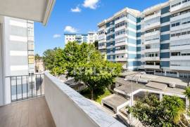 Fully refurbished 3 bedroom apartment with two balconies in Carnaxide