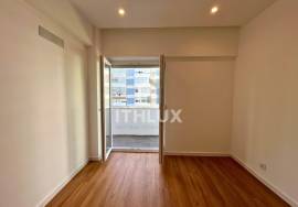 Fully refurbished 3 bedroom apartment with two balconies in Carnaxide