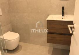 Fully refurbished 3 bedroom apartment with two balconies in Carnaxide
