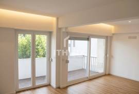 Fully refurbished 3 bedroom apartment with two balconies in Carnaxide