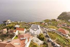 Luxury 4 Bedroom Villa in Ponta do Sol: A Haven of Elegance and Comfort