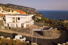 Luxury 4 Bedroom Villa in Ponta do Sol: A Haven of Elegance and Comfort