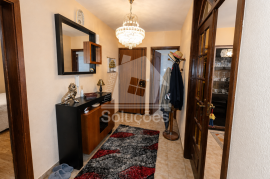 Semi-Renovated 3-Bedroom Apartment in Parchal, Lagoa