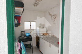 Semi-Renovated 3-Bedroom Apartment in Parchal, Lagoa