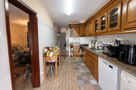 Semi-Renovated 3-Bedroom Apartment in Parchal, Lagoa