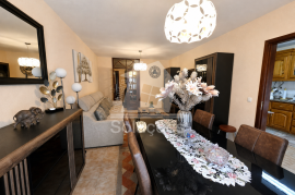 Semi-Renovated 3-Bedroom Apartment in Parchal, Lagoa