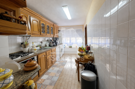 Semi-Renovated 3-Bedroom Apartment in Parchal, Lagoa
