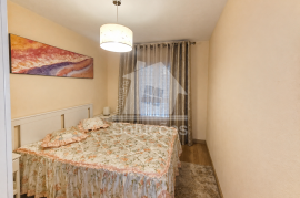 Semi-Renovated 3-Bedroom Apartment in Parchal, Lagoa