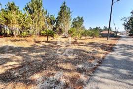 Land with an area of 1677 m2, inserted in the urban agglomeration, in a quiet area of Vieira de Leiria, about 3 km from Praia da Vieira, with a land use index of 1, served by a street with all the infrastructures, sanitation, water, electricity and natural gas.