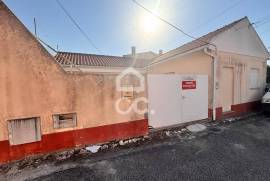 INVESTMENT OPPORTUNITY---2 bedroom villa, kitchenette, 2 service toilets, patio and terrace, located in Vieira de Leiria, 3 km from Vieira Beach.