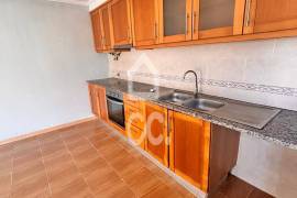 INVESTMENT OPPORTUNITY---2 bedroom villa, kitchenette, 2 service toilets, patio and terrace, located in Vieira de Leiria, 3 km from Vieira Beach.