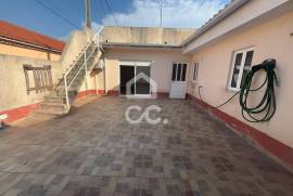 INVESTMENT OPPORTUNITY---2 bedroom villa, kitchenette, 2 service toilets, patio and terrace, located in Vieira de Leiria, 3 km from Vieira Beach.