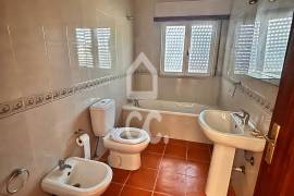INVESTMENT OPPORTUNITY---2 bedroom villa, kitchenette, 2 service toilets, patio and terrace, located in Vieira de Leiria, 3 km from Vieira Beach.