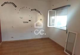 INVESTMENT OPPORTUNITY---2 bedroom villa, kitchenette, 2 service toilets, patio and terrace, located in Vieira de Leiria, 3 km from Vieira Beach.