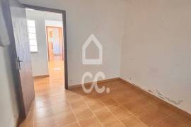 INVESTMENT OPPORTUNITY---2 bedroom villa, kitchenette, 2 service toilets, patio and terrace, located in Vieira de Leiria, 3 km from Vieira Beach.