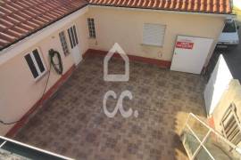 INVESTMENT OPPORTUNITY---2 bedroom villa, kitchenette, 2 service toilets, patio and terrace, located in Vieira de Leiria, 3 km from Vieira Beach.