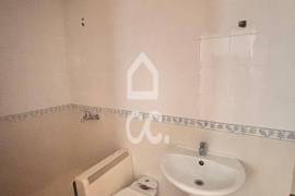 INVESTMENT OPPORTUNITY---2 bedroom villa, kitchenette, 2 service toilets, patio and terrace, located in Vieira de Leiria, 3 km from Vieira Beach.