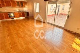 INVESTMENT OPPORTUNITY---2 bedroom villa, kitchenette, 2 service toilets, patio and terrace, located in Vieira de Leiria, 3 km from Vieira Beach.