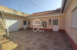 INVESTMENT OPPORTUNITY---2 bedroom villa, kitchenette, 2 service toilets, patio and terrace, located in Vieira de Leiria, 3 km from Vieira Beach.