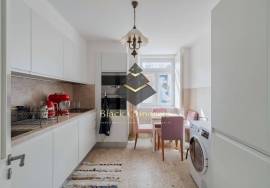 T3 and 4 bathrooms, with 2 parking 3 minute walk to Avenida Da Liberdade