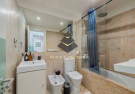 T3 and 4 bathrooms, with 2 parking 3 minute walk to Avenida Da Liberdade