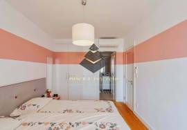 T3 and 4 bathrooms, with 2 parking 3 minute walk to Avenida Da Liberdade