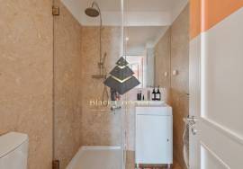 T3 and 4 bathrooms, with 2 parking 3 minute walk to Avenida Da Liberdade