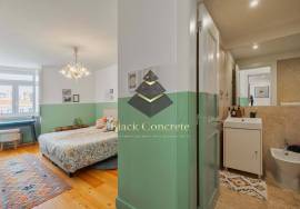 T3 and 4 bathrooms, with 2 parking 3 minute walk to Avenida Da Liberdade