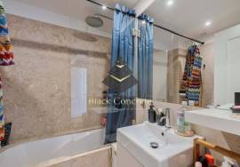 T3 and 4 bathrooms, with 2 parking 3 minute walk to Avenida Da Liberdade