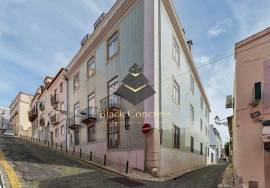 T3 and 4 bathrooms, with 2 parking 3 minute walk to Avenida Da Liberdade