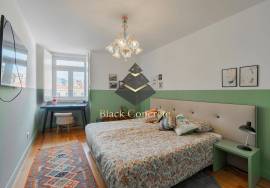 T3 and 4 bathrooms, with 2 parking 3 minute walk to Avenida Da Liberdade