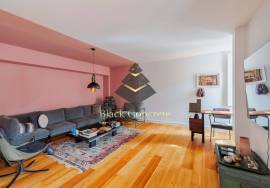 T3 and 4 bathrooms, with 2 parking 3 minute walk to Avenida Da Liberdade