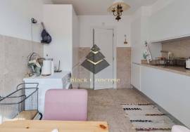 T3 and 4 bathrooms, with 2 parking 3 minute walk to Avenida Da Liberdade